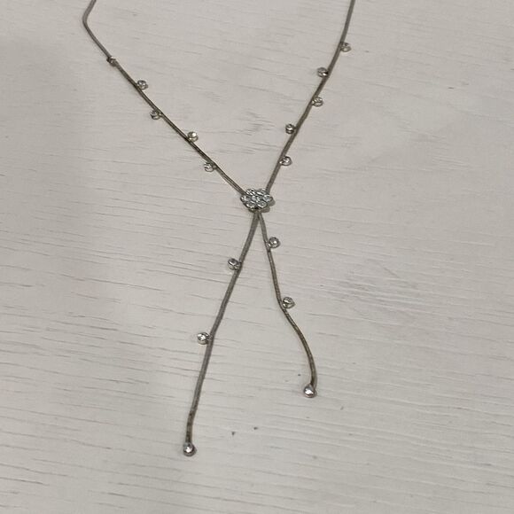 Elegant Silver Tone Necklace with Rhinestone Accents Floral Shaped Rhinestone - Picture 6 of 7